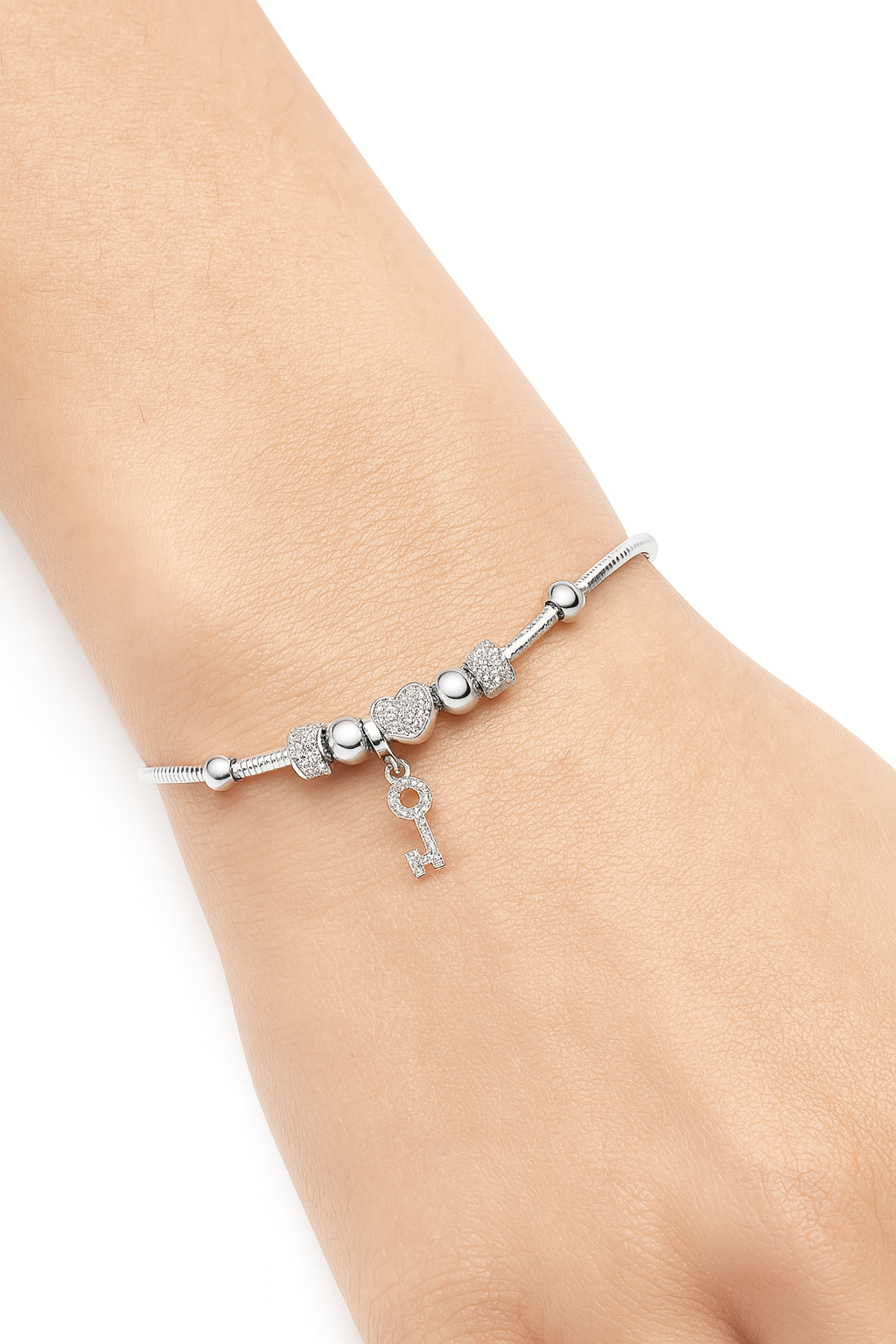 Pulsera con dijes de corazón y llave con zirconia